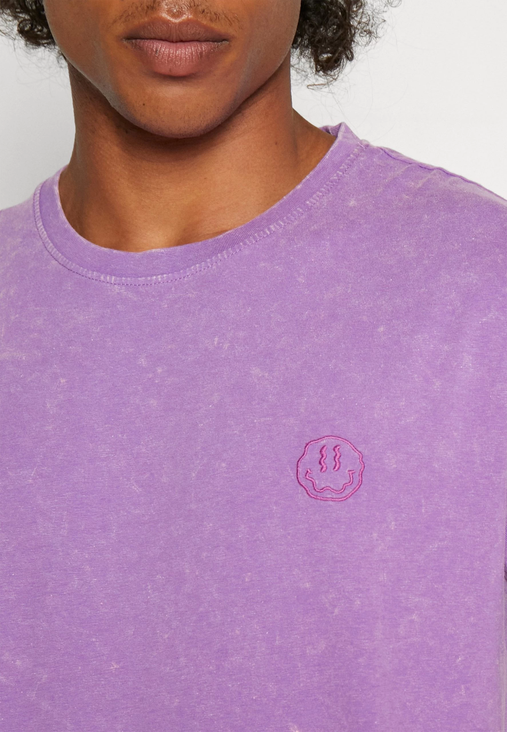 YOURTURN Yt-0722-1002Smiley Wash Tee / 404 - Purple - T-Shirt Basique - 404 - Purple 6 YOURTURN Yt-0722-1002Smiley Wash Tee / 404 - Purple - T-Shirt Basique - 404 - Purple – Image 6